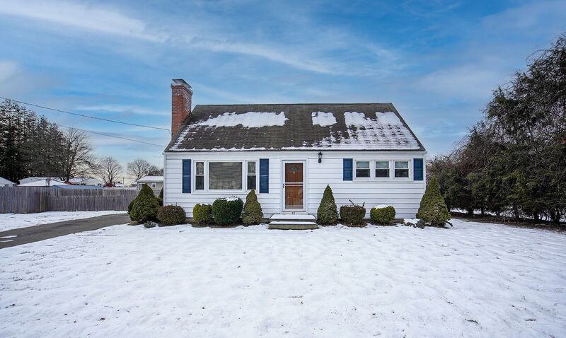 Agawam House: 27 Campbell Dr