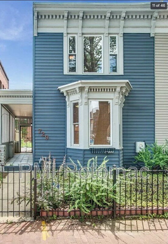 Washington Townhome: 729 10th St NE