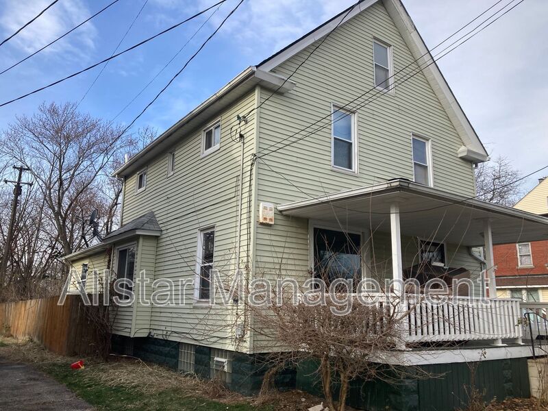 Cleveland House: 4296 E 114 St