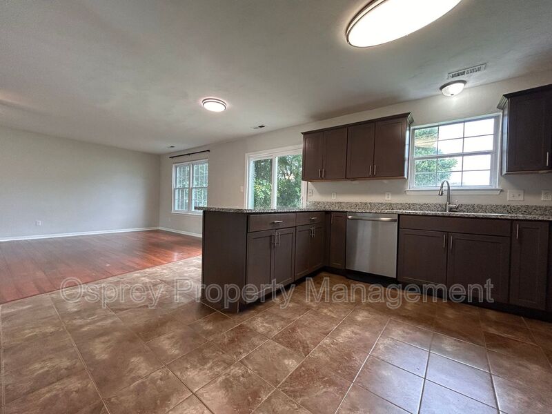 Spacious & Updated 4-Bedroom Gem in the Heart of Chesapeake! – ASK ABOUT OUR ZERO DEPOSIT! - Photo 10
