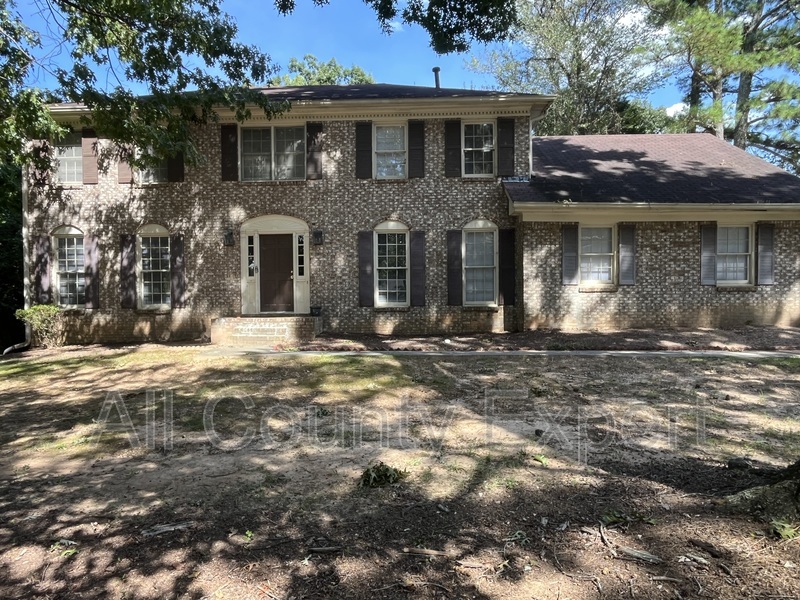 Dunwoody House: 2300 Fenhurst Pl
