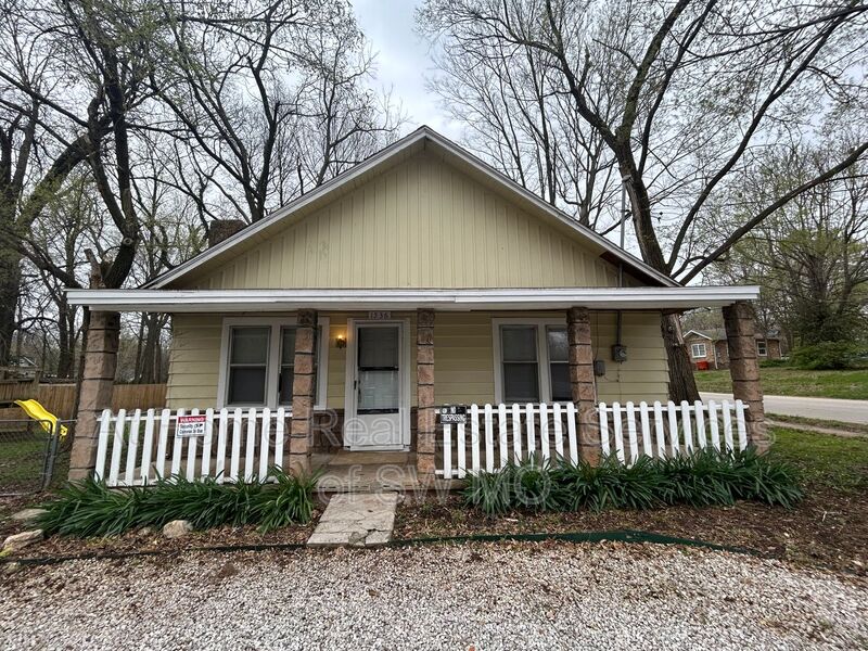 Springfield House: 1536 W Madison St