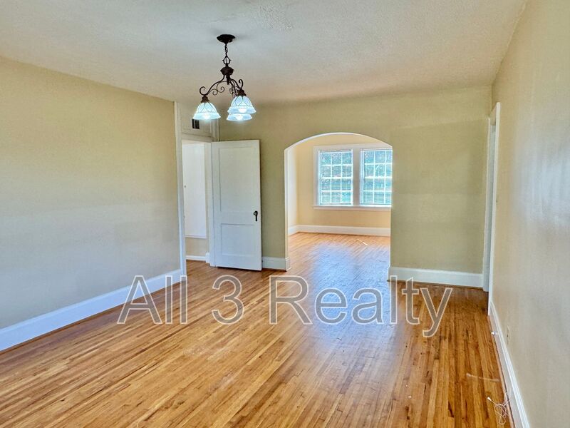 Montgomery House: 3012 Norman Bridge Road