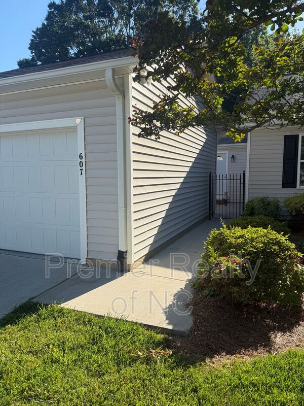 Winston Salem House: 607 Westpark Court