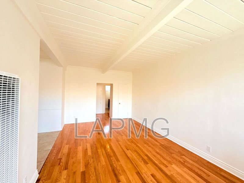 Los Angeles House: 1376 N. Serrano Avenue