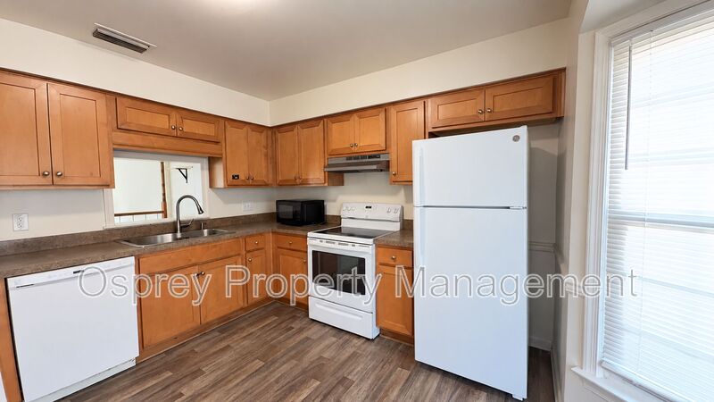 End-Unit 3 Bedroom Townhome!  - Photo 2