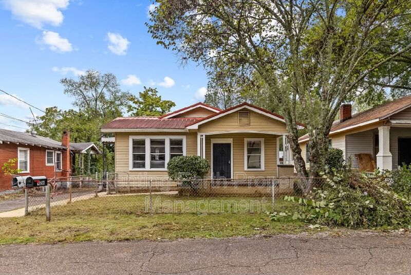 Midfield House: 926 Cherry St