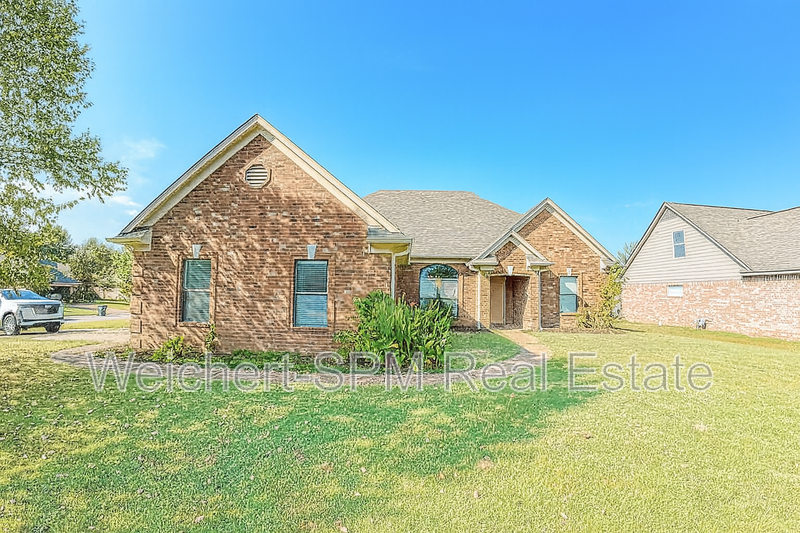 Oakland House: 135 Clear Springs Circle