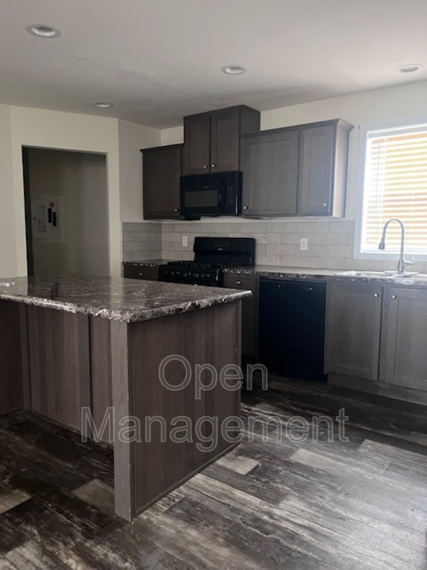 Huxley House: 511 E 1st St