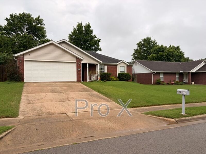 Fayetteville House: 833 S Eastview Drive