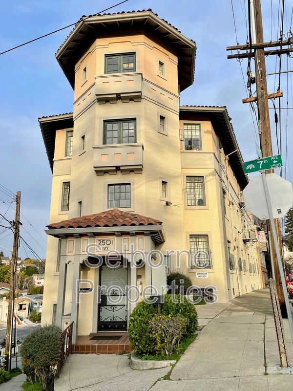 Oakland House: 2501 Ivy Dr.