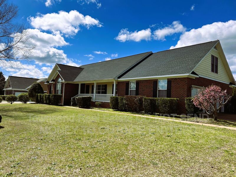 Raeford House: 121 Bugle Call Drive