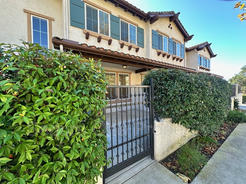 Newbury Park Townhome: 82 Via Katrina