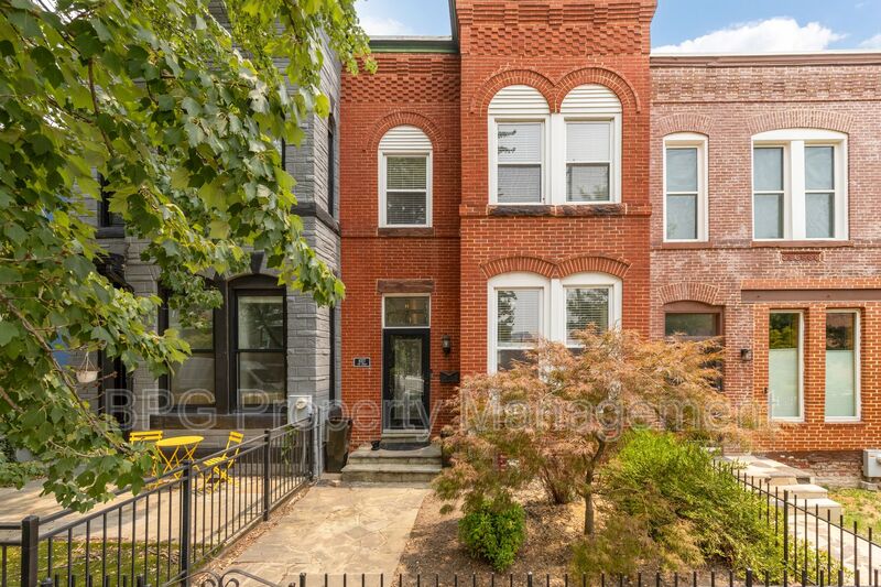 Washington House: 1027 7th St. NE