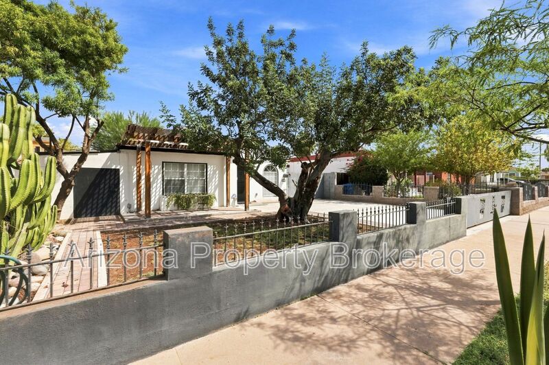 Phoenix House: 1128 E. Almeria Rd.
