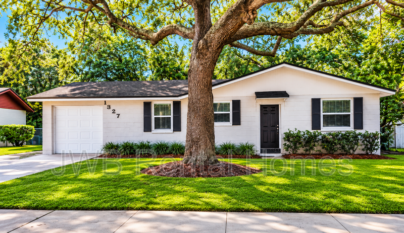 Jacksonville House: 1327 Eagle Cove Rd