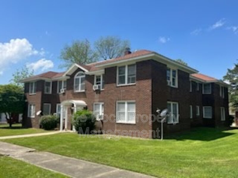 Ada House: 1030 East 8th Street #7