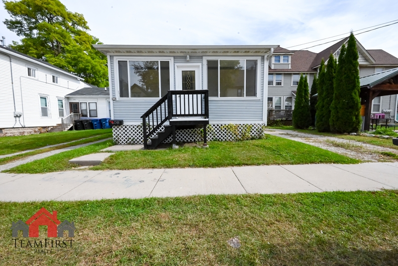 Oshkosh House: 608 Central Street