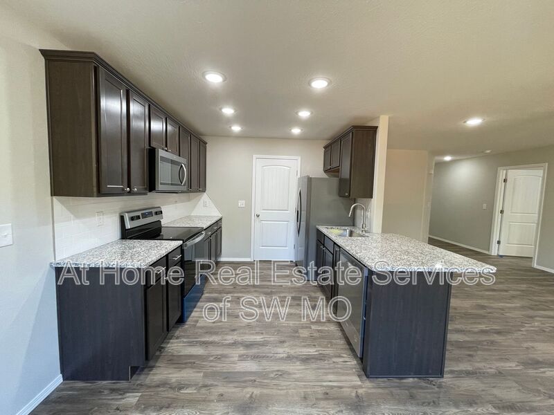 Ozark House: 1904 S 15th Ave