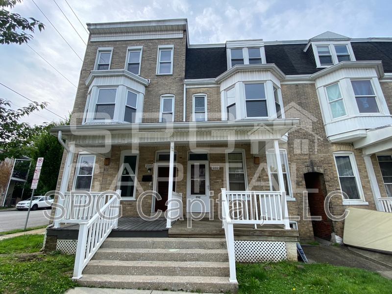 York Condo: 252 W Jackson St - B