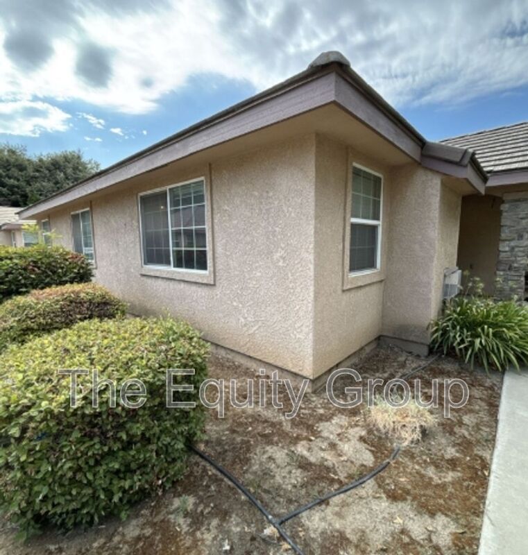 Visalia House: 2322 N Vickie Ct