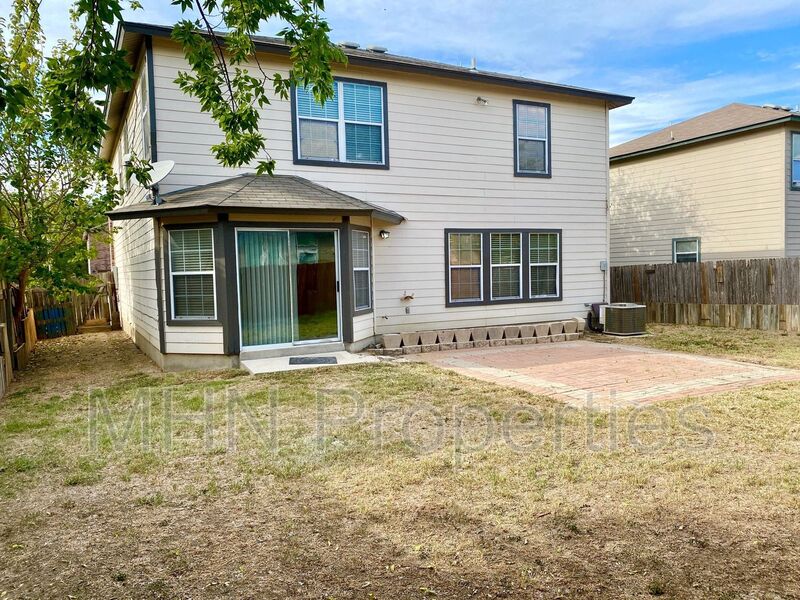 Large and Lovely3 bed/2.5 bath 2-story, right in the heart of new Braunfels, off 35-S and Seguin Avenue! - Photo 30