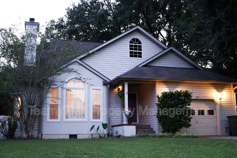 Charleston House: 827 Harbor Place Drive