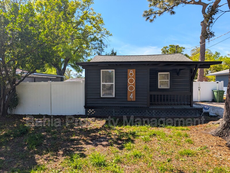 Tampa House: 8004 N Boulevard