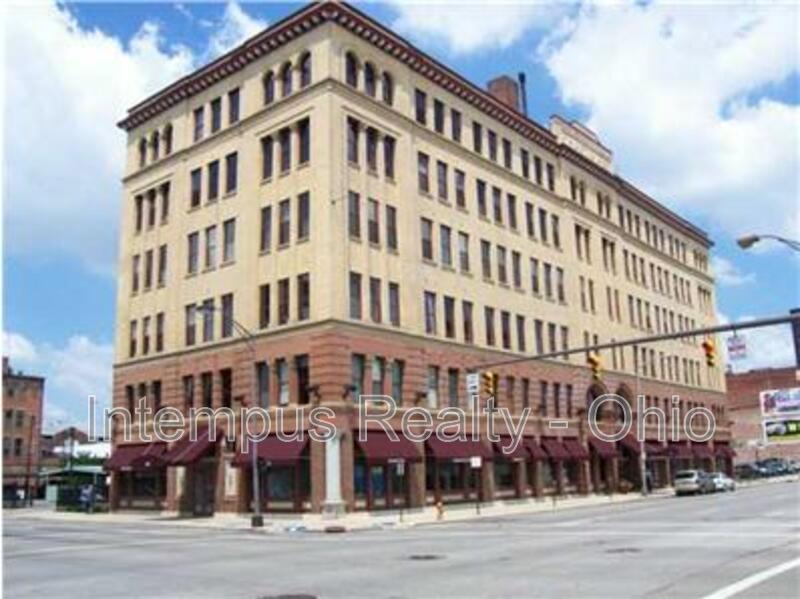 Columbus House: 150 E Main St