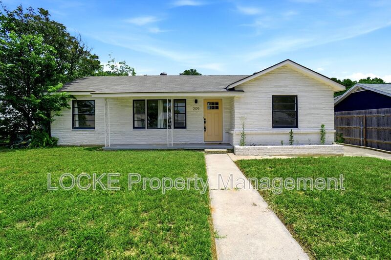 Fort Worth House: 209 Westfork Dr