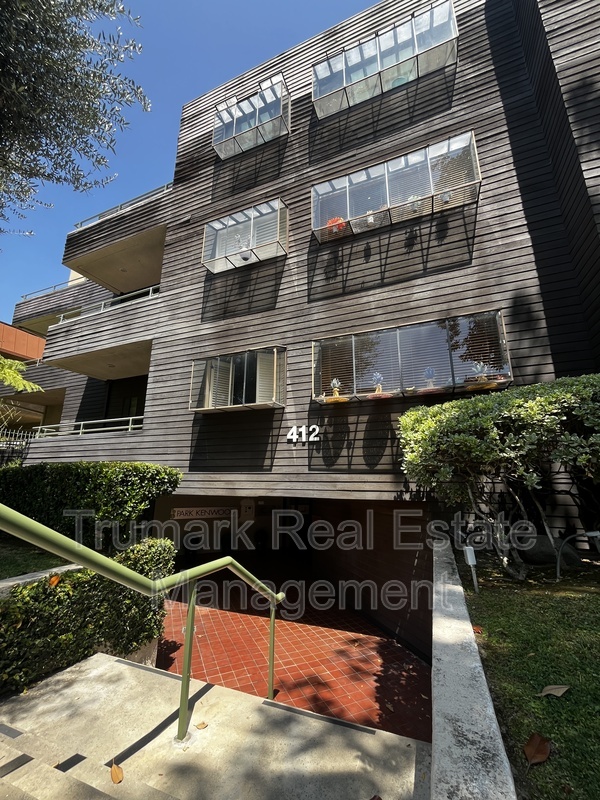 Glendale Condo: 412 N Kenwood St.