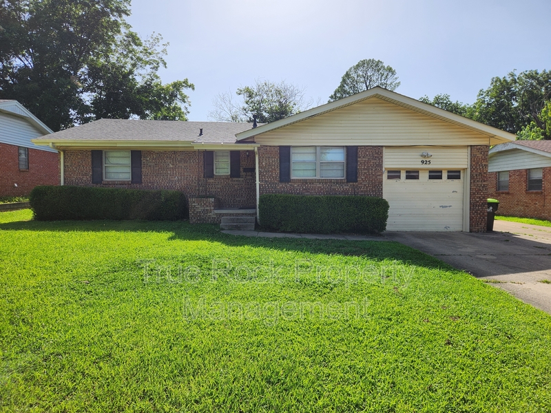 Ada House: 925 N Linda Ave