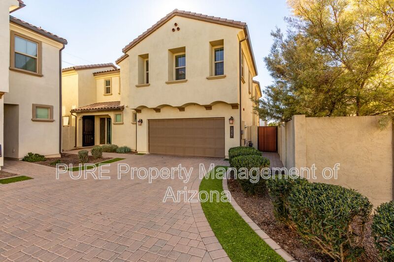 Gilbert House: 1827 S Follett Way