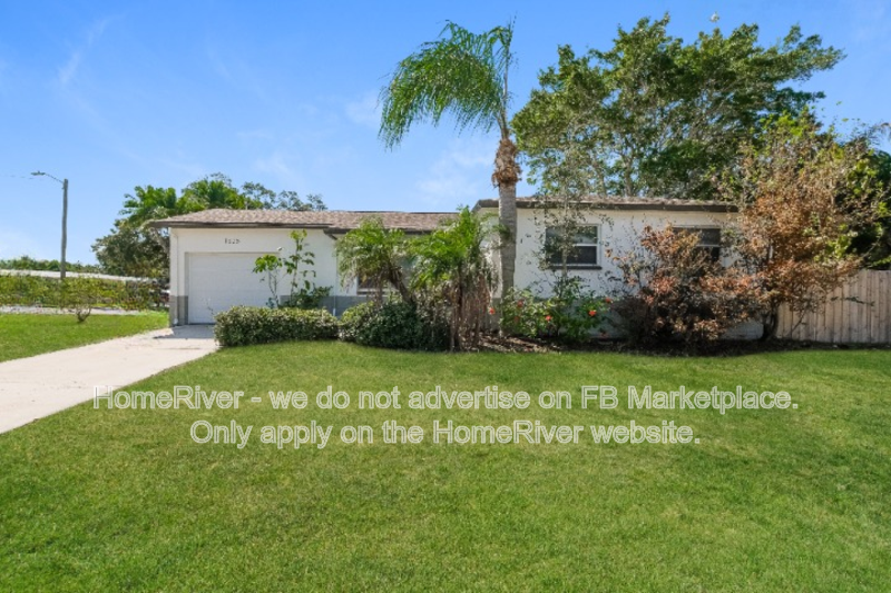 Saint Petersburg House: 1628 Arizona Ave NE