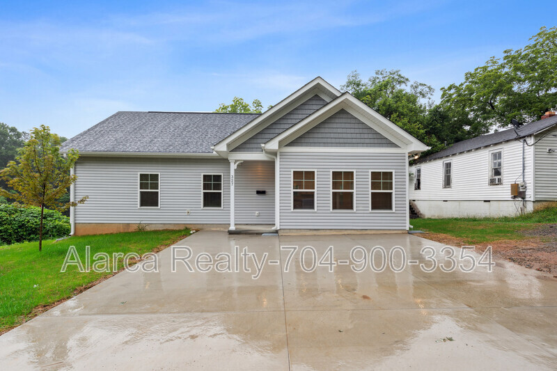 Mooresville House: 327 W Iredell Ave