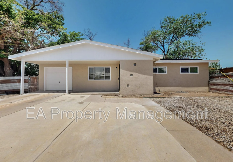 Albuquerque House: 1055 Betts St NE