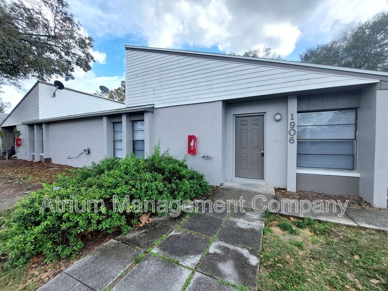 Lakeland House: 1906 Crystal Grove Dr