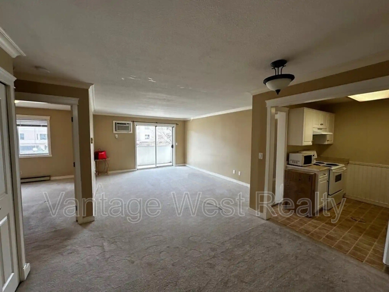 Kelowna Condo: 205-3160 De Montreuil Crt