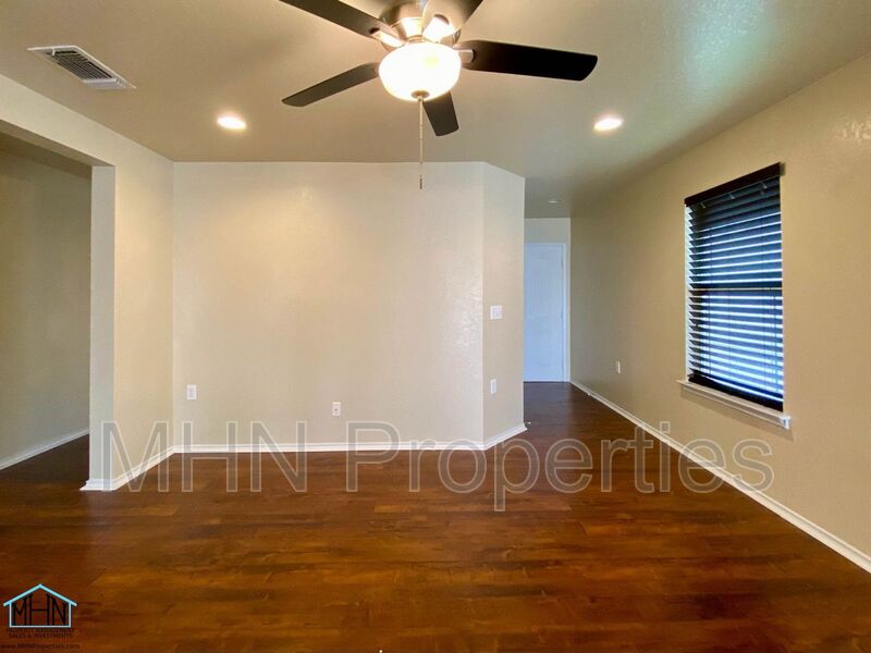 4 bed/2 bath, Bright and Open single story home on NE side of SA! - Photo 5