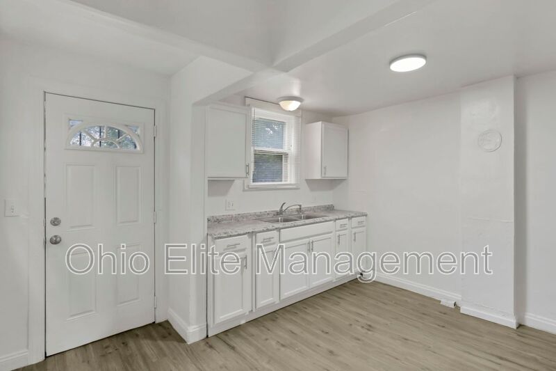 Columbus House: 659 S Burgess Ave