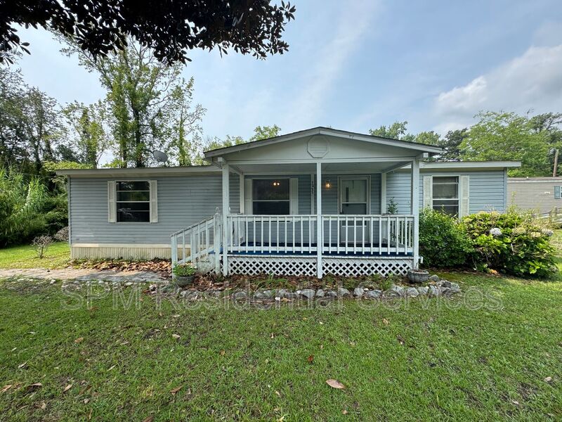 Leland House: 1227 Village Road