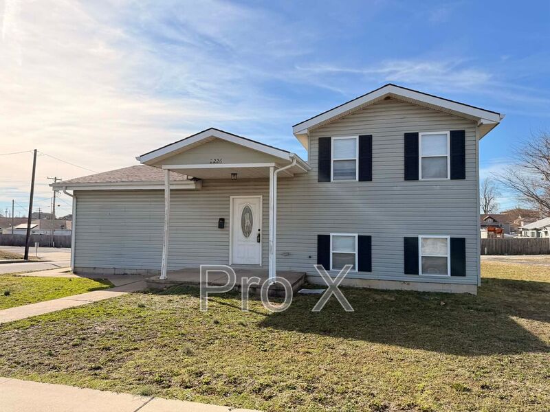 Joplin House: 2226 S Moffet