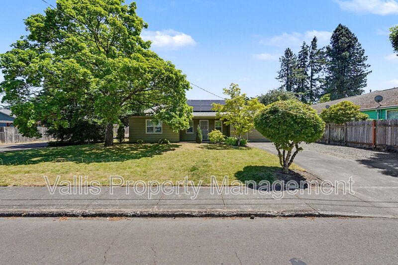 Salem House: 3080 Park Ave NE
