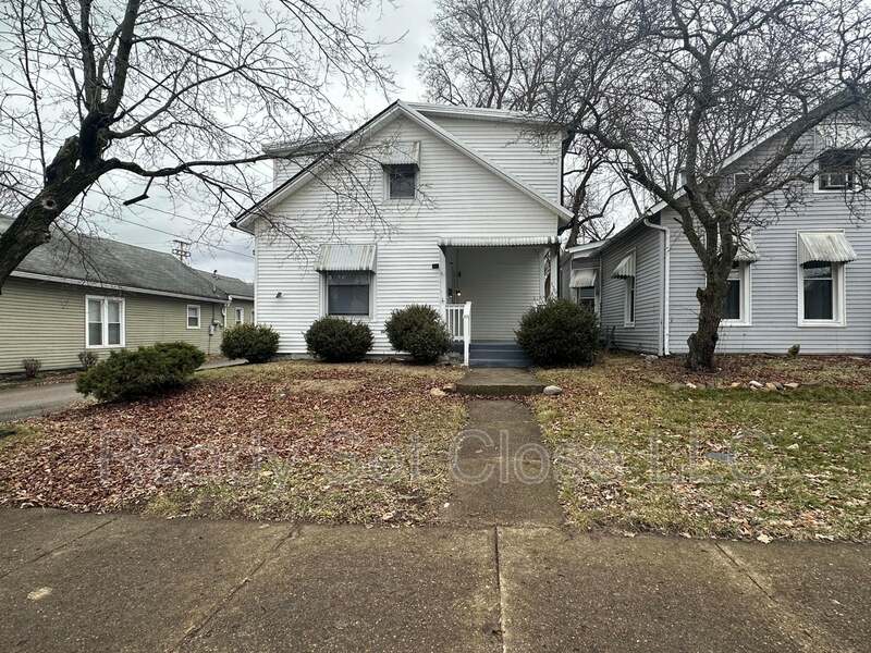 Circleville House: 156 W High St