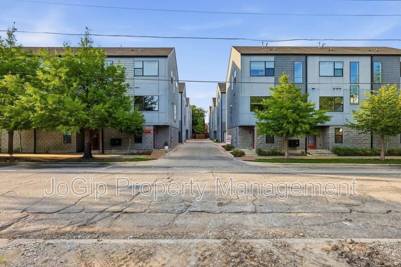 Dallas Condo: 427 W 10th St