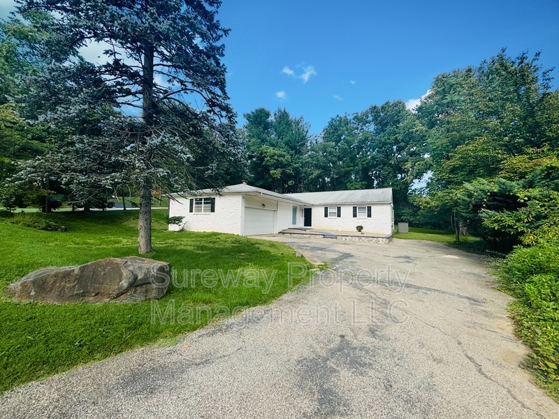 Bryn Mawr House: 605 Heather Ln