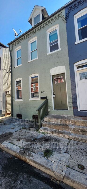 Lancaster House: 537 Woodward Street
