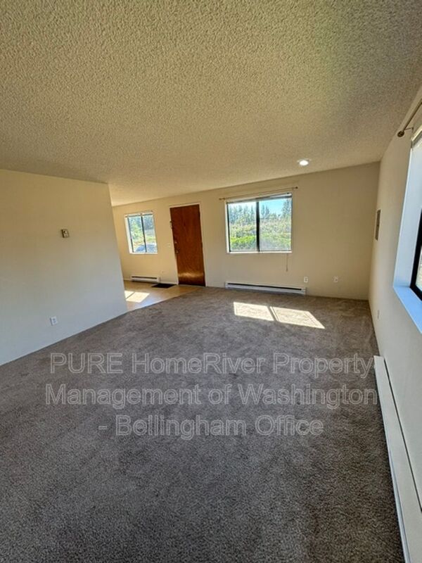 Ferndale House: 5084-5086 LaBounty Drive