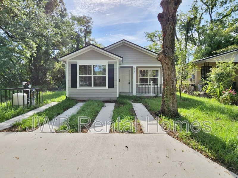 Jacksonville House: 2327 Janette St