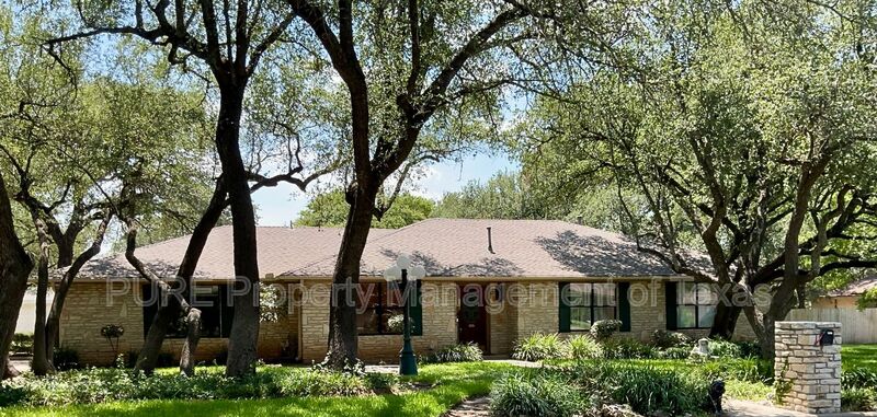 Georgetown House: 201 Oakwood Dr.
